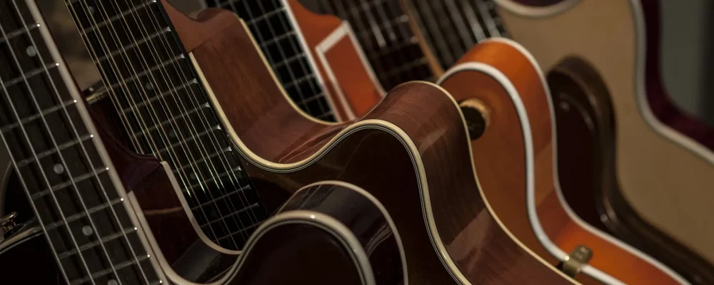 guitar-g2a96e1684_1920.jpg
